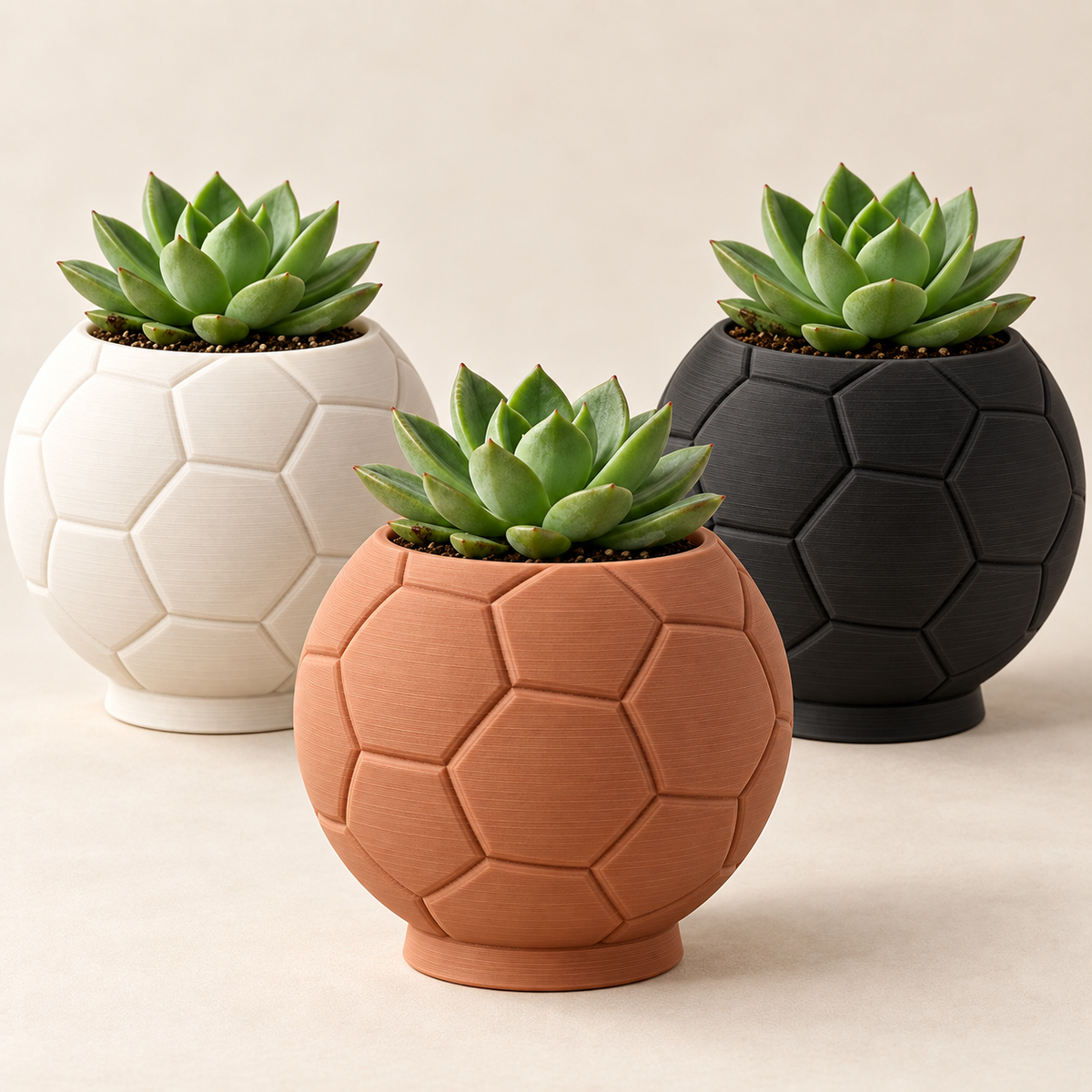 Maceta balón de fútbol 3D en colores marfil negro y terracota