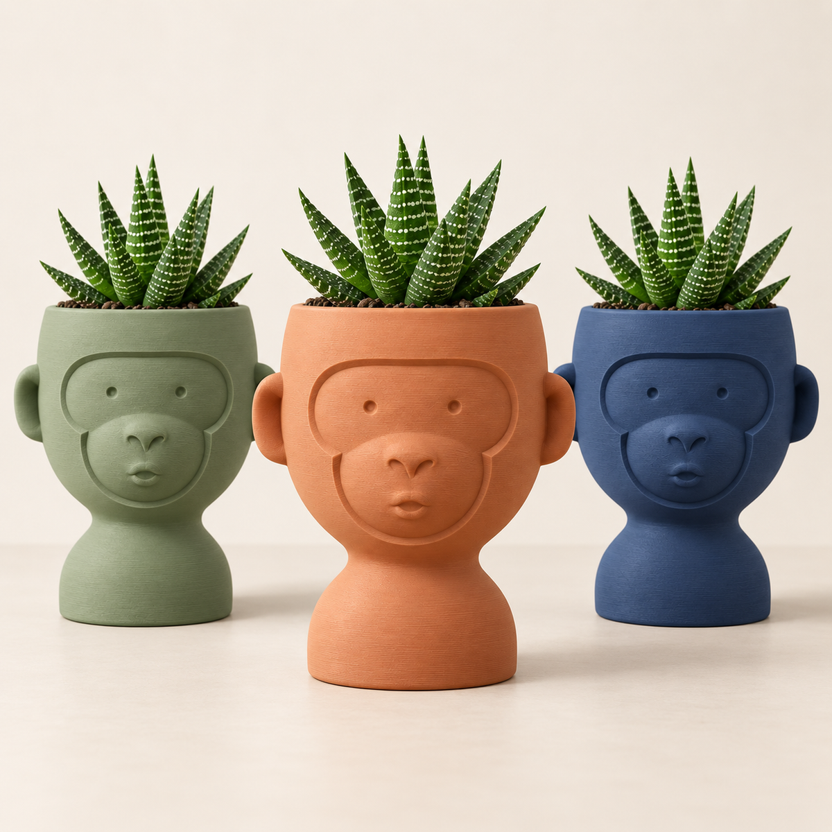 Maceta de mono disponible en verde salvia, terracota y azul noche