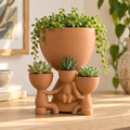 Matera familiar 3D con una maceta grande y tres pequeñas, ambientada con plantas en el hogar