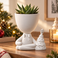 Matera Hombrecito Navideño con pino decorativo en ambiente cálido de hogar