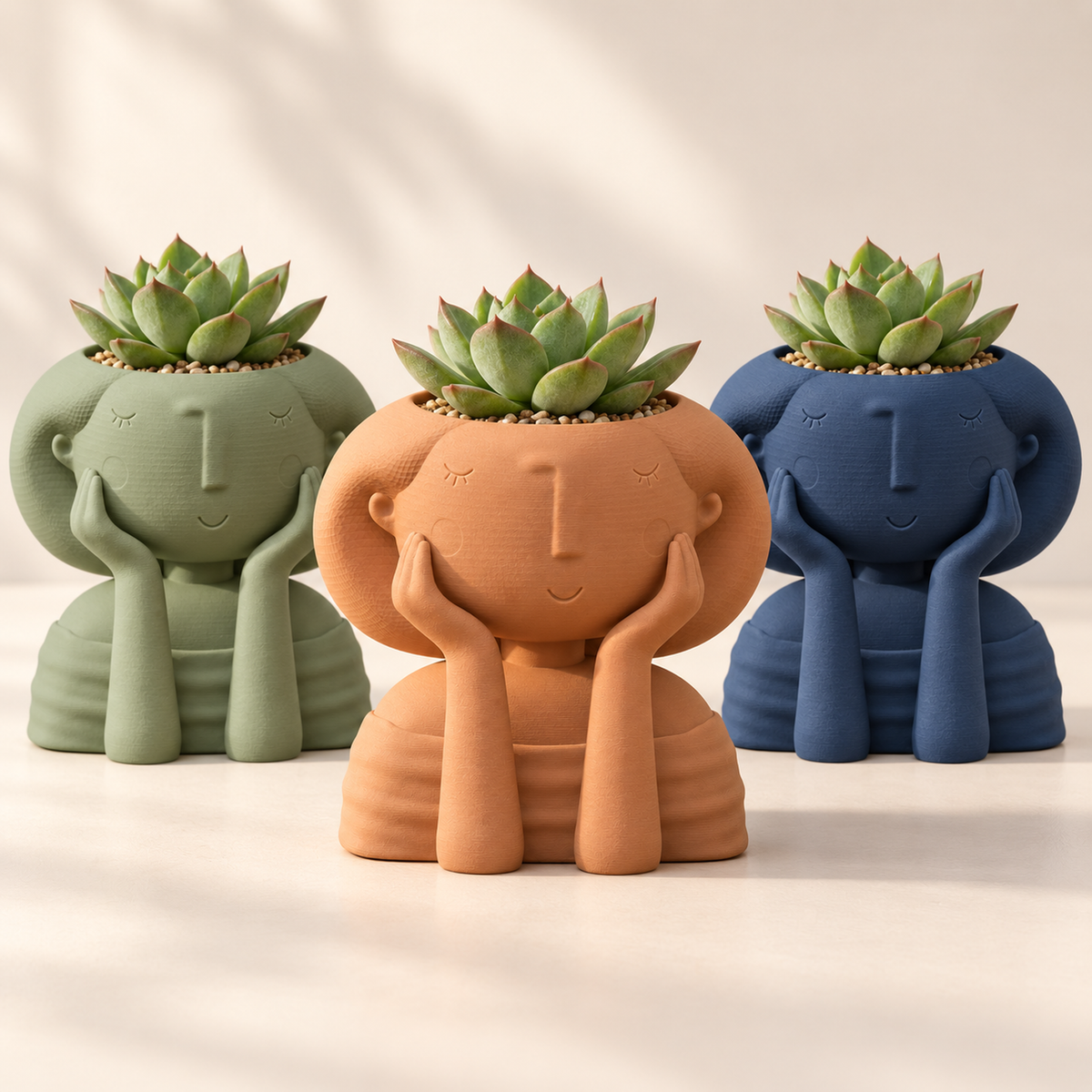 Matera Muñequita Serena 3D en terracota, verde salvia y azul profundo